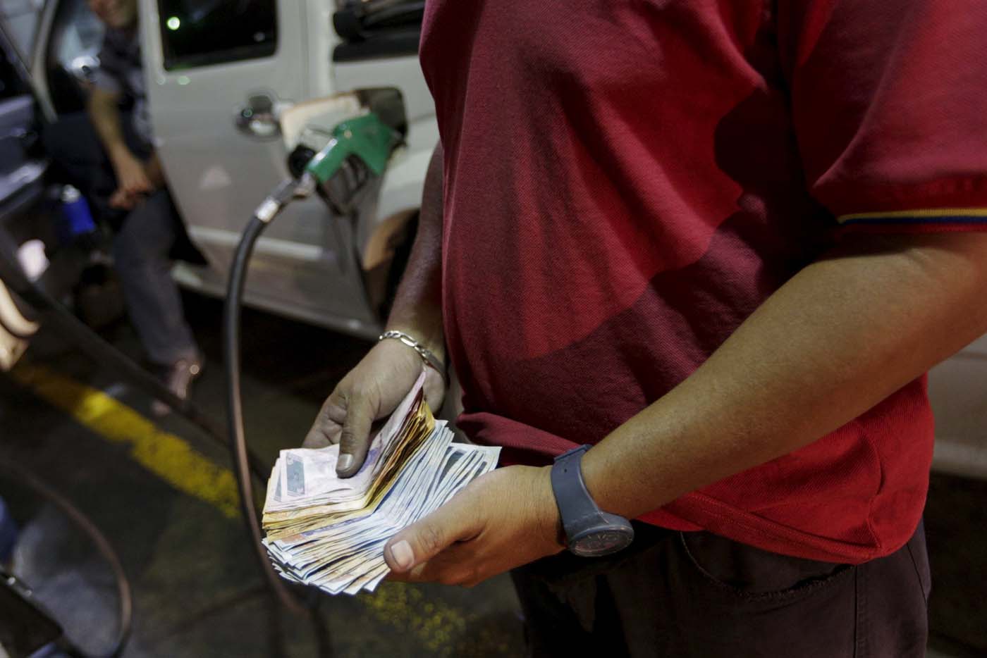 Cobran dinero extra para echar gasolina en estaciones de servicio de Barquisimeto