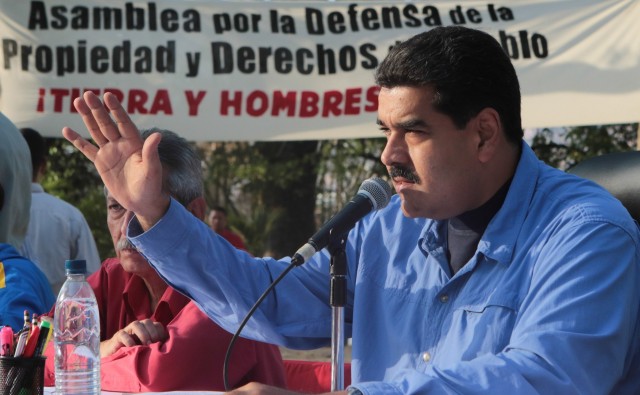 Maduro firma aumento de 52% del ingreso mínimo de los trabajadores