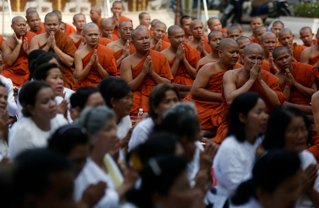 Devotos y monjes budistas rezan en una pagoda durante la ceremonia anual Meak Bochea en Phnom Penh 22 de febrero de 2016. Camboya celebra el festival budista de Meak Bochea en el día de luna llena del tercer mes lunar a la veneración de Buda y sus enseñanzas. REUTERS / Samrang Pring