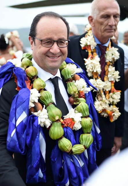 El presidente francés, Francois Hollande llega a la isla de Futuna, el 22 de febrero de 2016, para visitar a sus dos días en el territorio francés de ultramar de las Islas Wallis y Futuna. STEPHANE DE SAKUTIN / AFP