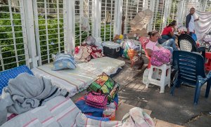 Familiares duermen en la acera frente a emergencia del Hospital Central de Barquisimeto