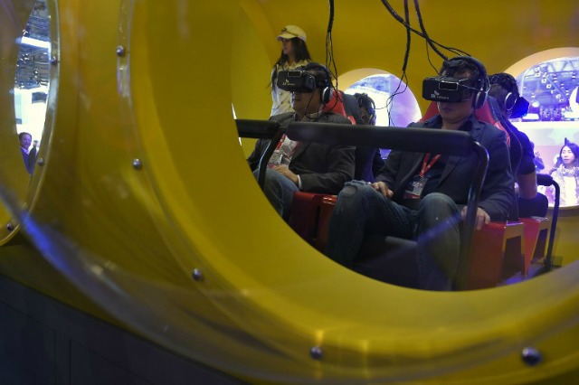 Los visitantes prueban el dispositivo virtual 'Oculus VR', en el stand de SK Telekom durante el Mobile World Congress en Barcelona el 22 de febrero de 2016, durante el primer día de la mayor feria mundial de telefonía móvil que se ejecuta al 25 de febrero. El Mobile World Congress es un evento importante para el Barcelona, ganando la ciudad unos 436 millones de euros ($ 482 millones) el año pasado. LLUIS GENE / AFP