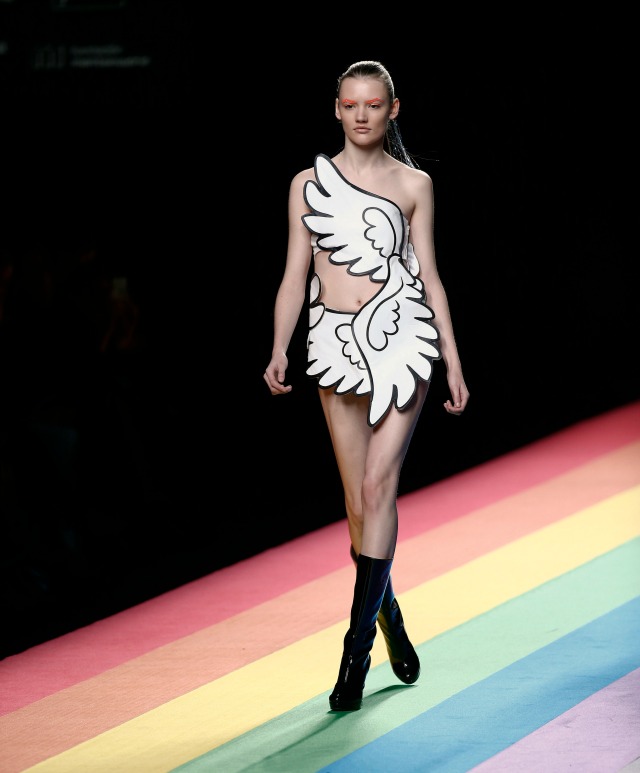 Una modelo presenta una creación de Maria Escote otoño / invierno 2016 la colección durante la Semana de la Moda Mercedes-Benz en Madrid, España, 22 de febrero de 2016. REUTERS / Andrea Comas TPX IMÁGENES DEL DÍA