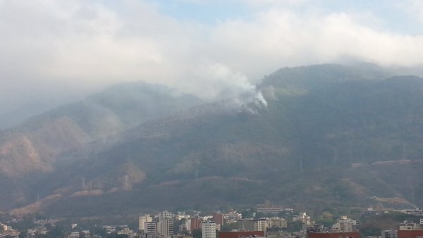 Continúa incendio en el Ávila