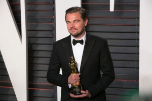 Leonardo DiCaprio olvida su estatuilla del Óscar en un restaurante (VIDEO)