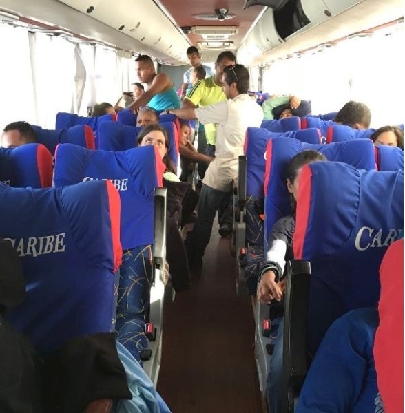 Pasajeros y conductores esperan llegar a su destino, y para ello exigen al Ejecutivo que logre mediar en la manifestación por al menos 28 desaparecidos en Tumeremo