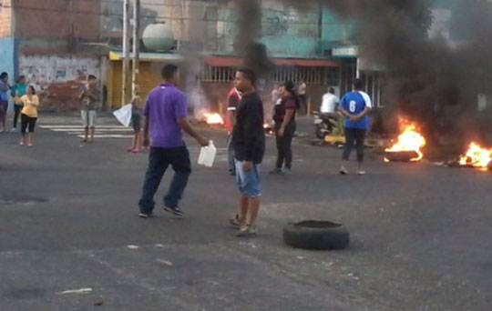 Habitantes de Los Guayos protestan por falta de electricidad (Fotos)