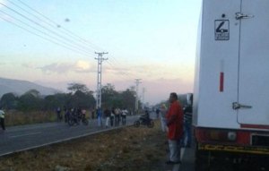 Transportistas exigen aumento de pasaje y trancan carretera en Villa de Cura (Fotos)