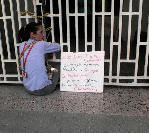 Empleada de Hospital en Maracay se encadena para exigir su salario