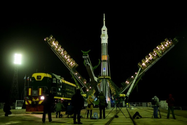 torres de servicio se mueven hacia la nave espacial Soyuz TMA-20M levantado sobre su plataforma de lanzamiento en el cosmódromo de Baikonur-ruso alquilado en Kazajstán el 16 de marzo de 2016. nave espacial Soyuz TMA-20M de Rusia llevar a la Estación Espacial Internacional (ISS) la tripulación de cosmonautas rusos Alexey Ovchinin y Oleg Skripka y el astronauta estadounidense Jeffrey Williams está programado para despegar a la ISS el 19 de marzo. KIRILL KUDRYAVTSEV / AFP