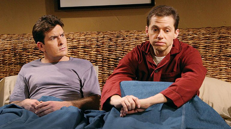 Jon Cryer, revela los salvajes años junto a Charlie Sheen durante “Two and a Half Men”