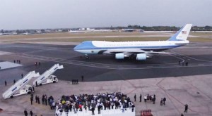 Así aterrizó el Air Force One del presidente Barack Obama en suelo cubano (VIDEOS)