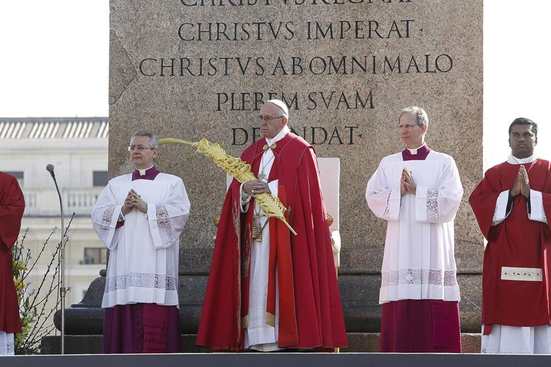 Papa Francisco inaugura la Semana Santa y pide asumir compromisos con refugiados (Fotos)