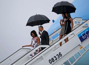 Lluvia, flores y un saludo estilo cubano marcan las primeras horas de Obama en La Habana