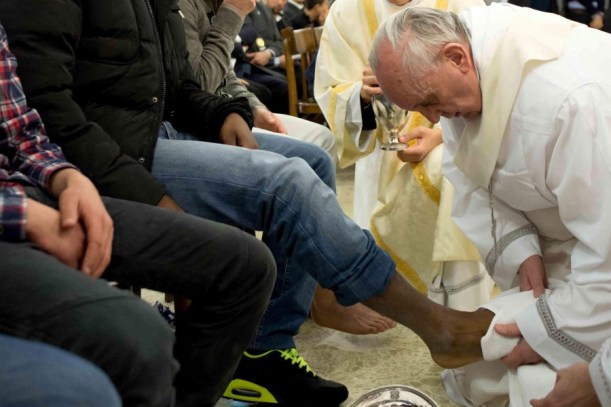 papa Francisco lava los pies de personas