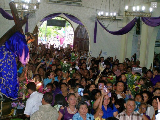 Fieles llegan a la procesión del Nazareno de Achaguas en Apure