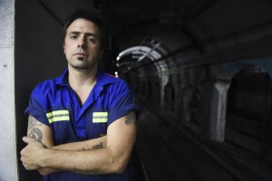 La inverosímil vida del gran escritor premiado que limpia los pisos del metro en Argentina