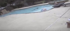 El preciso momento cuando un niña de 5 años salva a su madre de morir ahogada (Video)