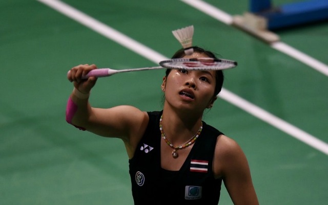 de Tailandia Ratchanok Intanon juega un tiro contra de la India Rituparna Das durante el torneo de bádminton Yonex-salida del sol la India Abierta 2016 en Nueva Delhi el 31 de marzo de 2016. DINERO SHARMA / AFP