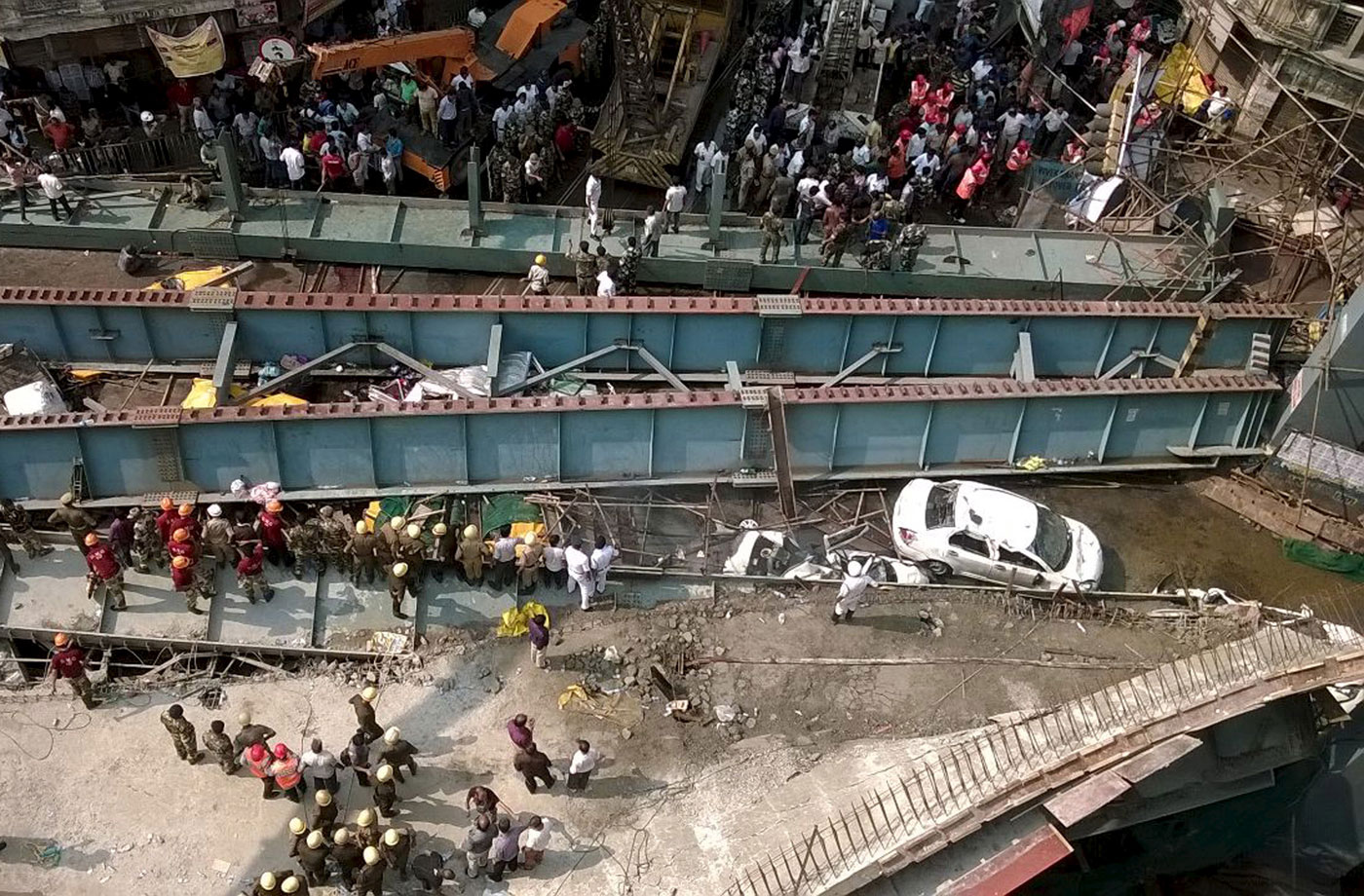 Al menos 10 muertos y 150 atrapados tras derrumbe de elevado de autopista en India (foto)