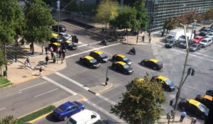 Taxistas de Chile protestan en Santiago en contra de Uber y Cabify