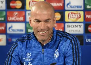 A Zidane se le rompe el pantalón en pleno juego del Real Madrid (VIDEO)
