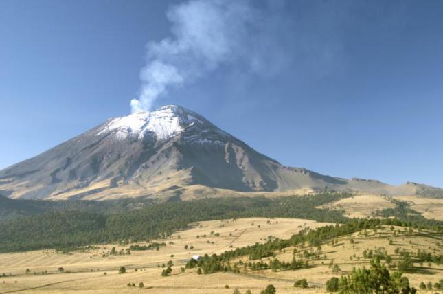 Volcán de México entró en erupción tras terremoto en Ecuador