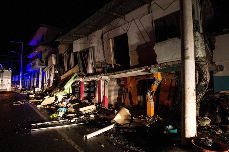 Venezolana en Ecuador: Durante el temblor las paredes se movían como papelitos