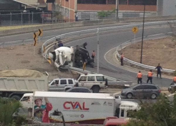 Gandola volcada en el Distribuidor Los Ruices en Caracas