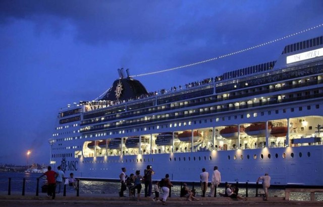 Cubanos miran un crucero en el Puerto de La Habana. 31 de diciembre de 2015. La empresa de cruceros estadounidense Carnival Corp dijo el lunes que podría retrasar su viaje inaugural a Cuba previsto para el 1 de mayo, a menos que las autoridades del Gobierno de la isla permitan a los barcos de su compañía operar con las mismas regulaciones que las aeronaves procedentes de Estados Unidos. REUTERS/Enrique de la Osa