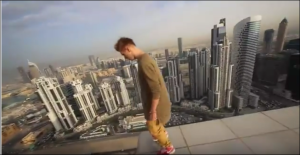 ¡VÉRTIGO! Juega con su vida practicando con una patineta en el borde de un rascacielos de Dubai