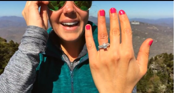 Le propuso matrimonio a su novia en la punta de una montaña y un drone capturó el momento (VIDEO)