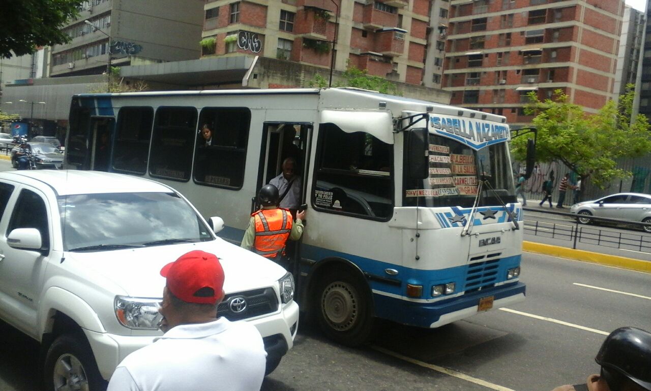 Polichacao atrapó a “choro” que robó en camionetica (Fotos)