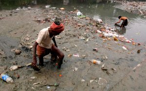 Por beber agua contaminada murieron siete niños en la India