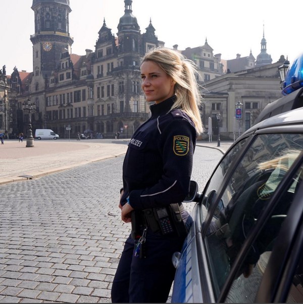 Sexy policía de Alemania conquista internet con su increíble cuerpazo (Fotos)