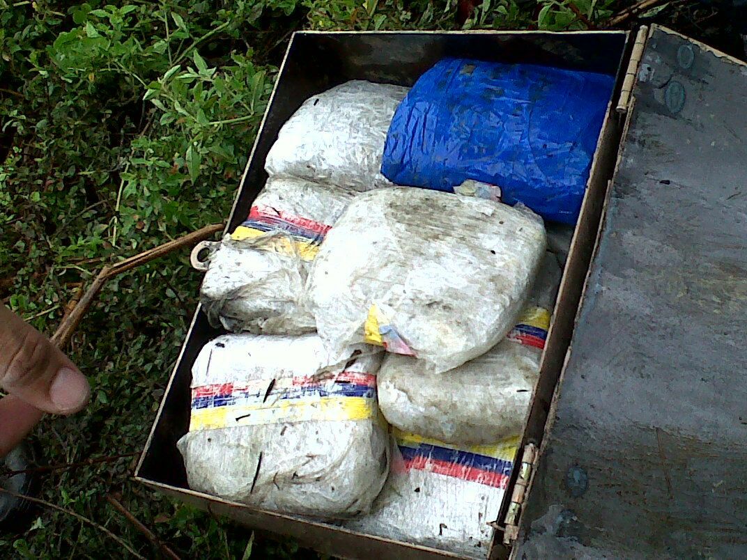 Machito del Ejército volcó en la autopista José Antonio Páez de Cojedes con 43 panelas de droga (Fotos)