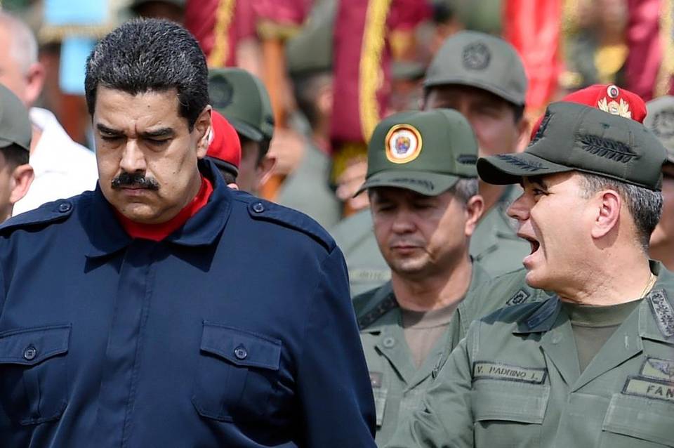 El presidente Nicolás Maduro y el ministro de Defensa de Venezuela, Vladimir Padrino López, durante un desfile militar (Foto AFP)