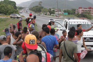 ¡Desesperación! En Puerto Cabello recurren al asalto para conseguir comida