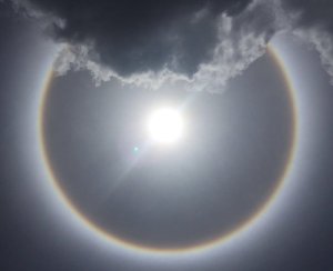 Un halo solar en el cielo de Caracas #10M (fotos)