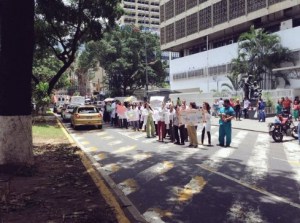 Médicos del Hospital JM de los Ríos protestan nuevamente en las calles por falta de insumos