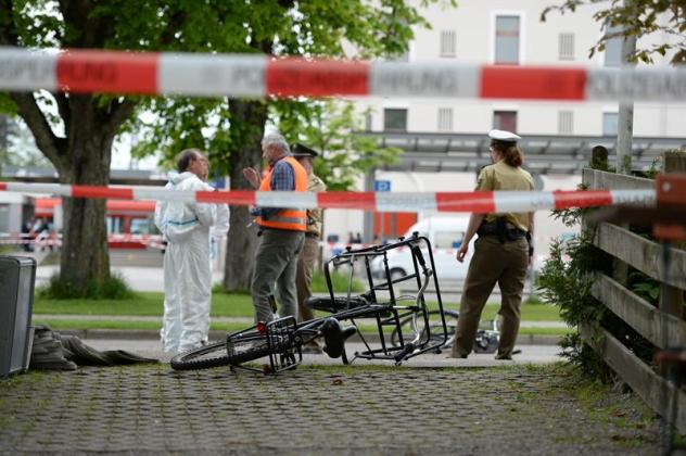Investigadores forenses inspeccionan los alrededores de la estación de Grafing cerca de Múnich (Alemania) hoy, 10 de mayo de 2016. Un hombre murió hoy cerca de Múnich (sur de Alemania) tras ser atacado con un cuchillo por un sospechoso, que ya ha sido detenido, mientras presuntamente gritaba "Allah akbar" (Alá es grande), informaron la cadenas públicas "ARD" y "Bayerische Rundfunk". Además, al menos otras tres personas han resultado heridas en este ataque aparentemente indiscriminado. El atacante, del que no se han aportado detalles, ha sido arrestado sobre las 05.00 hora local (03.00 GMT) junto a la estación de tren de Grafing, en el municipio de Ebersberg, donde se produjeron los hechos. EFE/Andreas Gebert