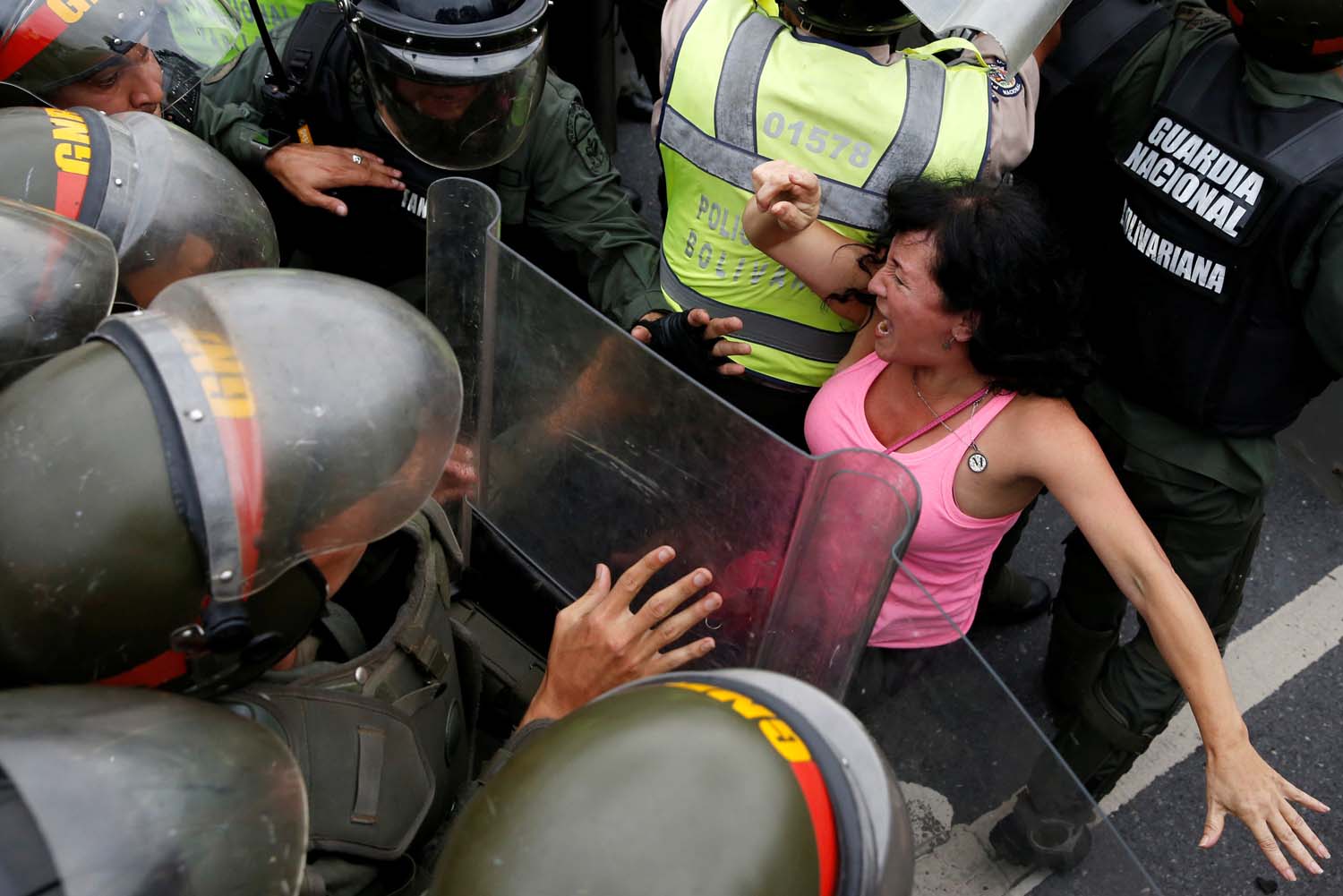 Las más reveladoras imágenes de la represión de la GNB contra los manifestantes opositores