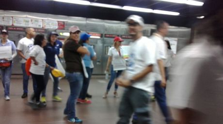Trabajadores de Polar protestan en el metro de Los Cortijos