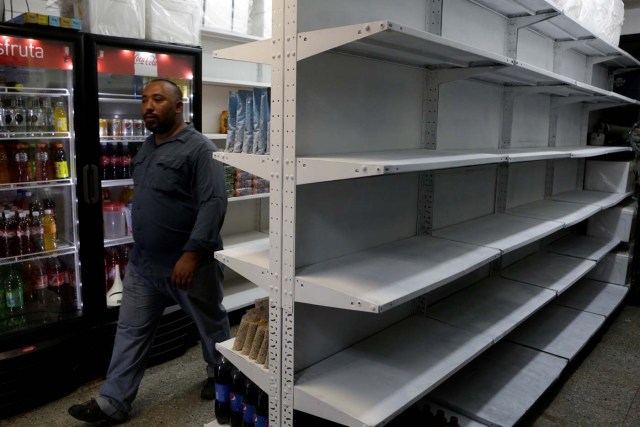 Los estantes en todo el país siguen vacíos (Foto Reuters)