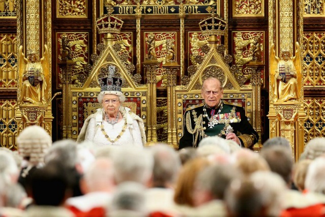 La reina Isabel II (L) y el príncipe Felipe, Duque de Edimburgo, se representan por delante del discurso de la Reina durante la apertura del Parlamento en Londres el 18 de mayo de 2016. Apertura El estado del parlamento marca el inicio formal de la campaña parlamentaria y Discurso de la Reina establece la agenda del gobierno para el próximo período de sesiones. Chris Jackson / POOL / AFP