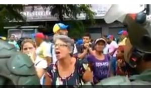 Mujer clama a gritos a la GN y PNB: No obedezcan las ordenes del comunismo y la dictadura (Video)