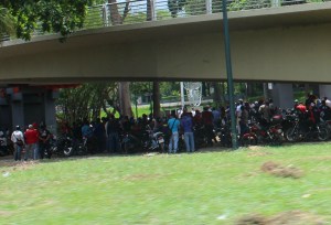 ¿Y estos colectivos recibiendo instrucciones en Plaza Venezuela?… ¿Sabrá algo Jorge? (FOTOS)