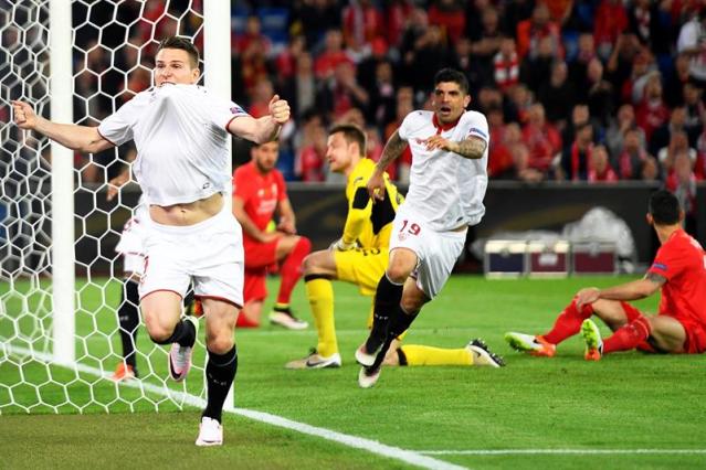 El jugador del Sevilla Kevin Gameiro (i) celebra con su compañero Vitolo (c) después de anotar el gol del empate 1-1 durante el partido por la final de la Liga Europa entre el Sevilla español y el Liverpool inglés. EFE