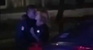 ¡Se pasaron! Mujer se salva de una multa al convencer al policía con besos (VIDEO)