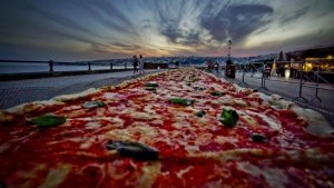 La pizza más larga del mundo es napolitana y tiene dos kilómetros